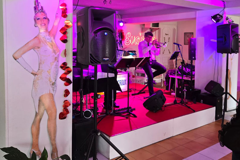 Sourire et Partage : animation de danse collectif avec un musicien