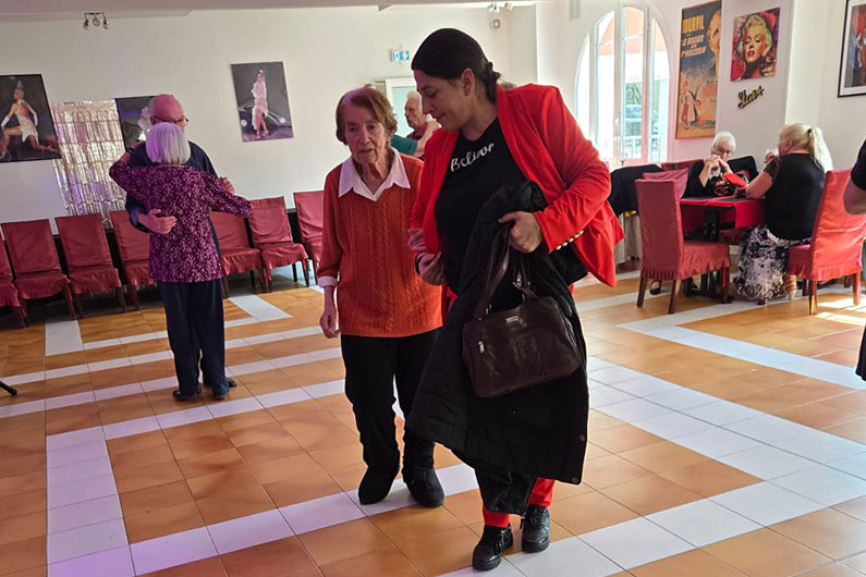 Sourire et Partage : animation de danse collectif avec un musicien