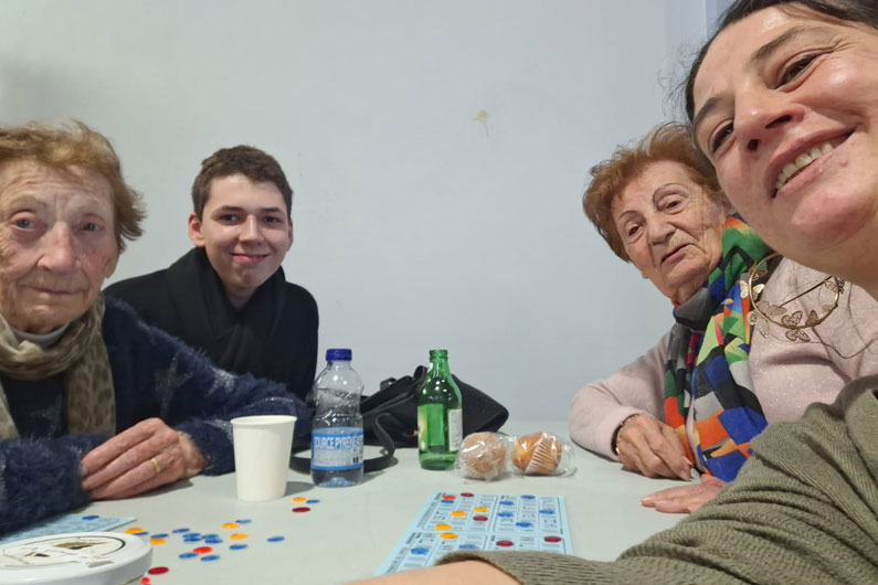 Sourire et Partage : loto accompagné de l'animatrice Diane et de l'apprenti animateur Matteo